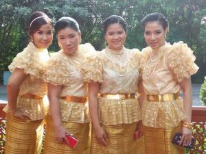 ชุดไทยเพื่อนเจ้าสาว เช่าที่แบมบี้ เวดดิ้ง ห้วยขวาง